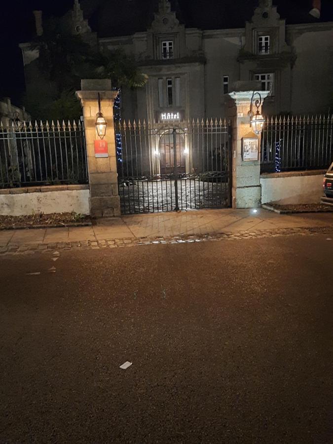 Hôtel De La Barbacane Tiffauges Exterior foto