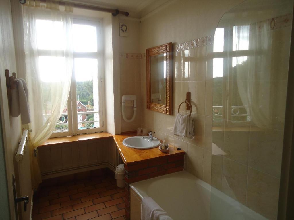 Hôtel De La Barbacane Tiffauges Zimmer foto
